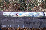 Baumstamm mit Alwegbahnbild auf Sttzenfundamentrest