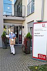 bergabe der Masken an Silke Joseph vom Elisabeth-von-Thringen-Haus