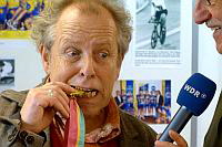 Moderator Gerd Krebber "testete" die Goldmedaille von Fredy Schmidtke 