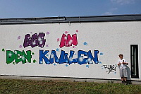 Hannes Grothues vor der Graffitiwand der GGS