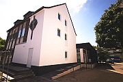 Saniertes Hauptgebude, Eingang rechts