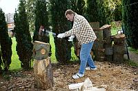 Wolfgang beim Holz hacken