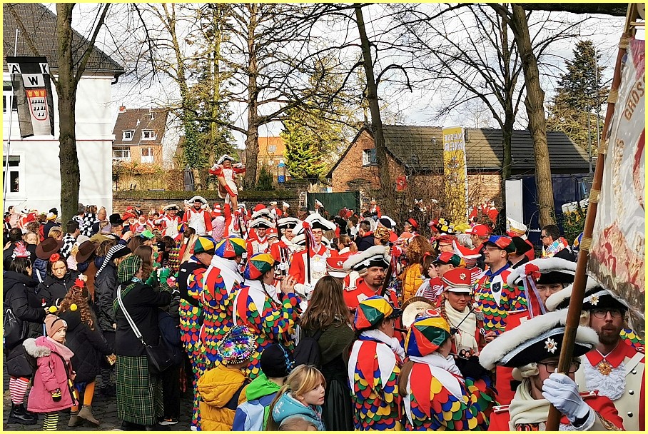 Weiberfastnacht_25_05