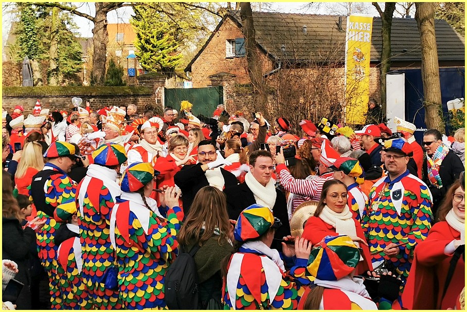 Weiberfastnacht_25_08